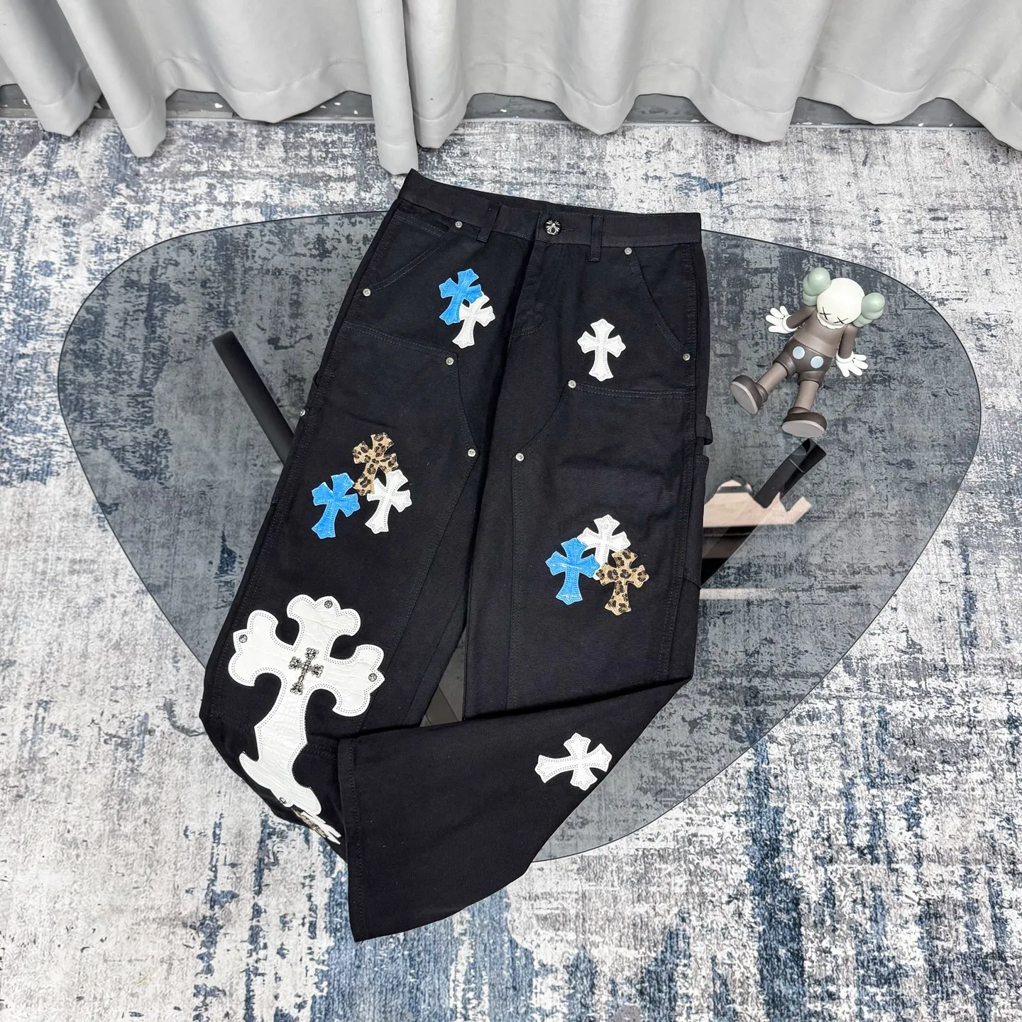 P280 Chrome Hearts/Chrome Hearts 25FW CH Workwear Logging Big Cross Leather Limited Edition Jeans (Black) Chrome Hearts are the most popular pants in color. Made of beaded canvas fabric, heavy washing makes the upper body of the fabric more textured and the pants are tall and straight! The three-dimensional cutting of the whole trousers is a masterpiece! The hardware is customized by zp. The beaded canvas fabric is thick and soft after being washed. It has good breathability. Customized small leather label. Unique design. The details are simple and elegant, and the workmanship is exquisite. The whole trousers are neatly routed and the details are in place! It’s so cool that both men and women can easily control the genderless trend!  Color: black Size: 28/30/32/34/36 Waist: 69/74/79/84/89 Knee: 50/51.5/53/54.5/56 Pants length: 102/104/106/108/110